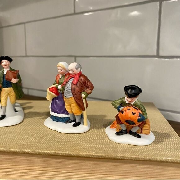 Dept 56 Sleepy Hollow Set Heritage Village Figurines Villagers #5956-0 - Picture 5 of 10